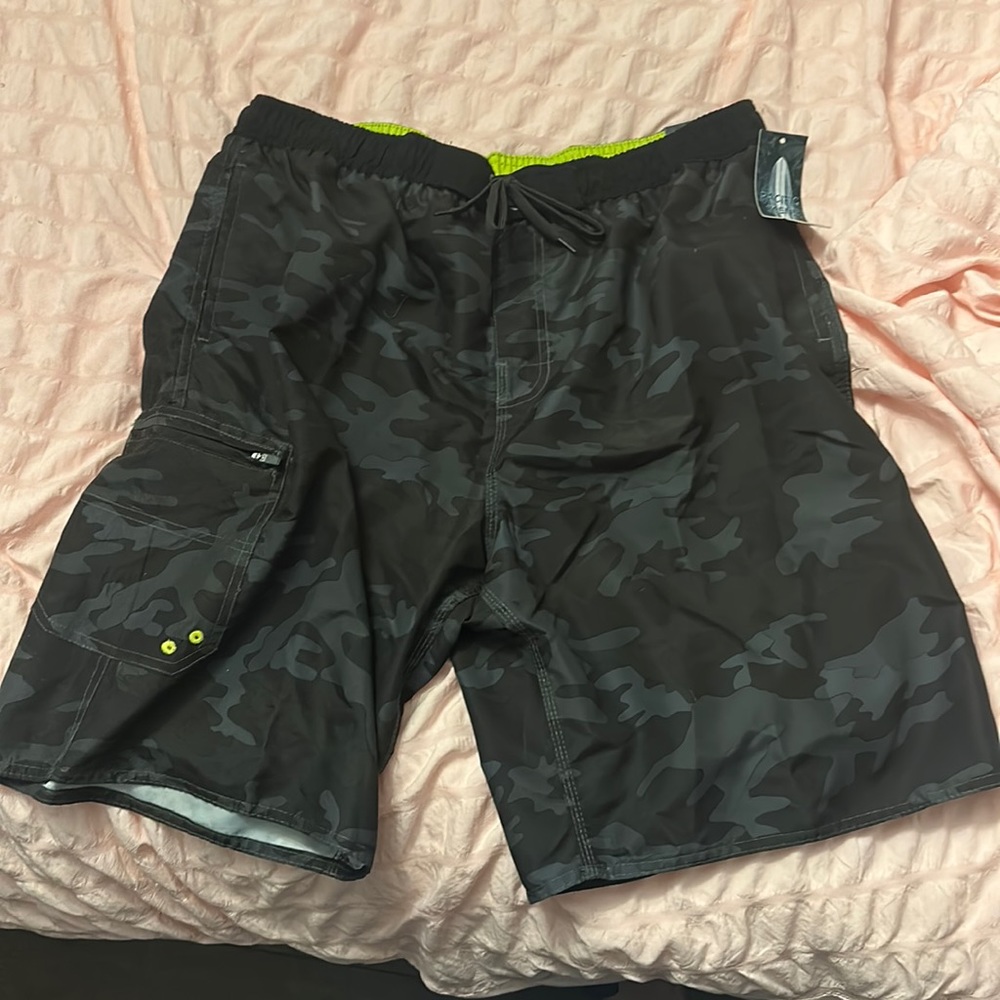 Men’s Pacific Scene board shorts size large - camo